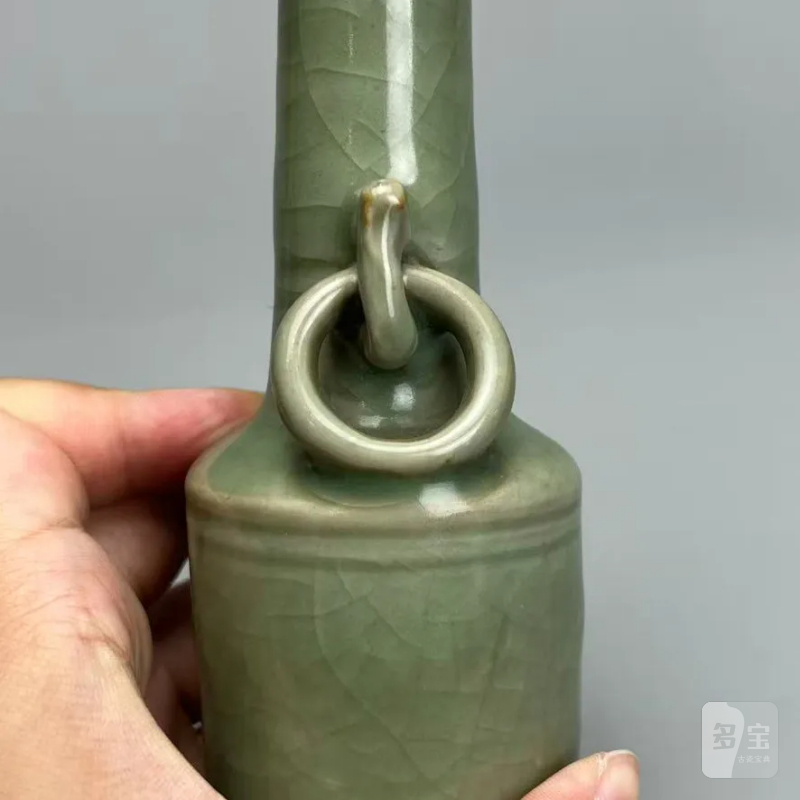 明代 龙泉青釉双耳挂环纸槌瓶一对 - 图2